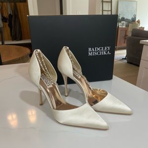 Badgley Mischka Tierra Two Piece Pump